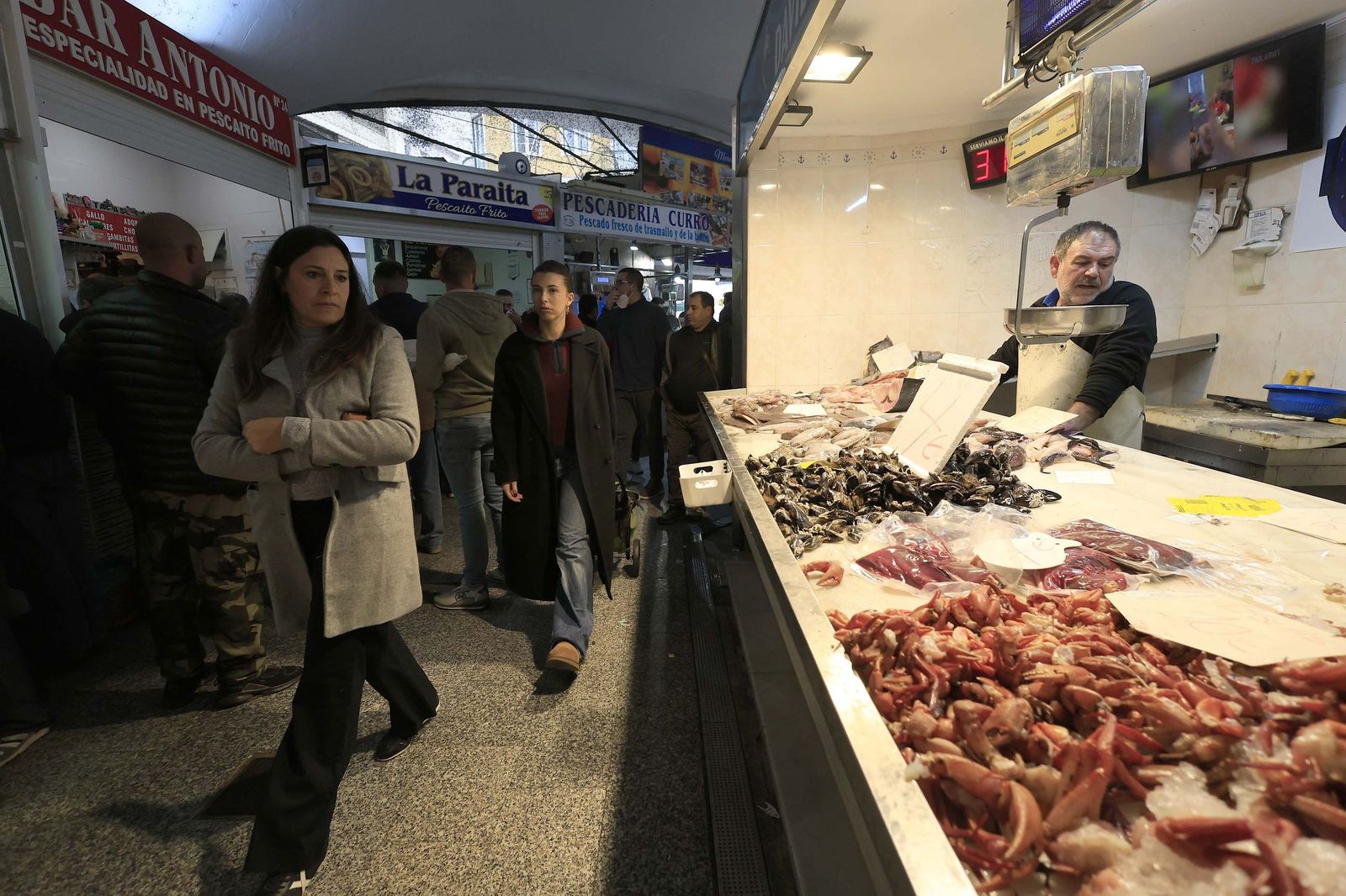 Las últimas compras para Nochevieja en Algeciras, en imágenes