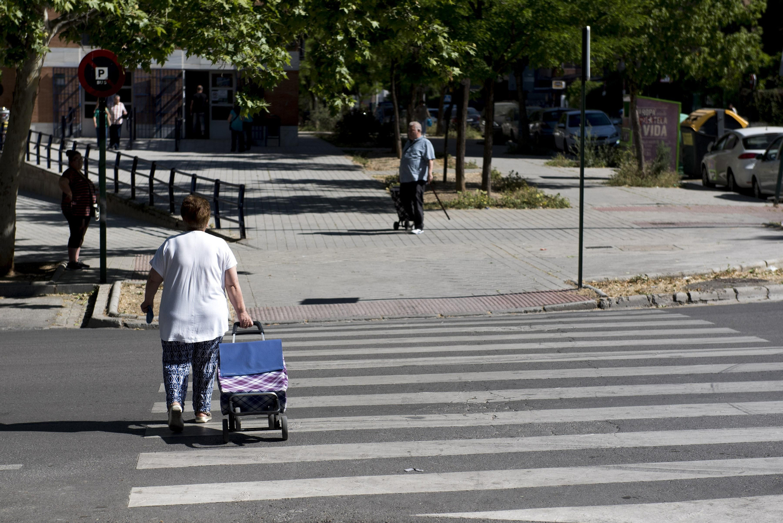 Una vecina cruza la calle Julio Moreno Dávila