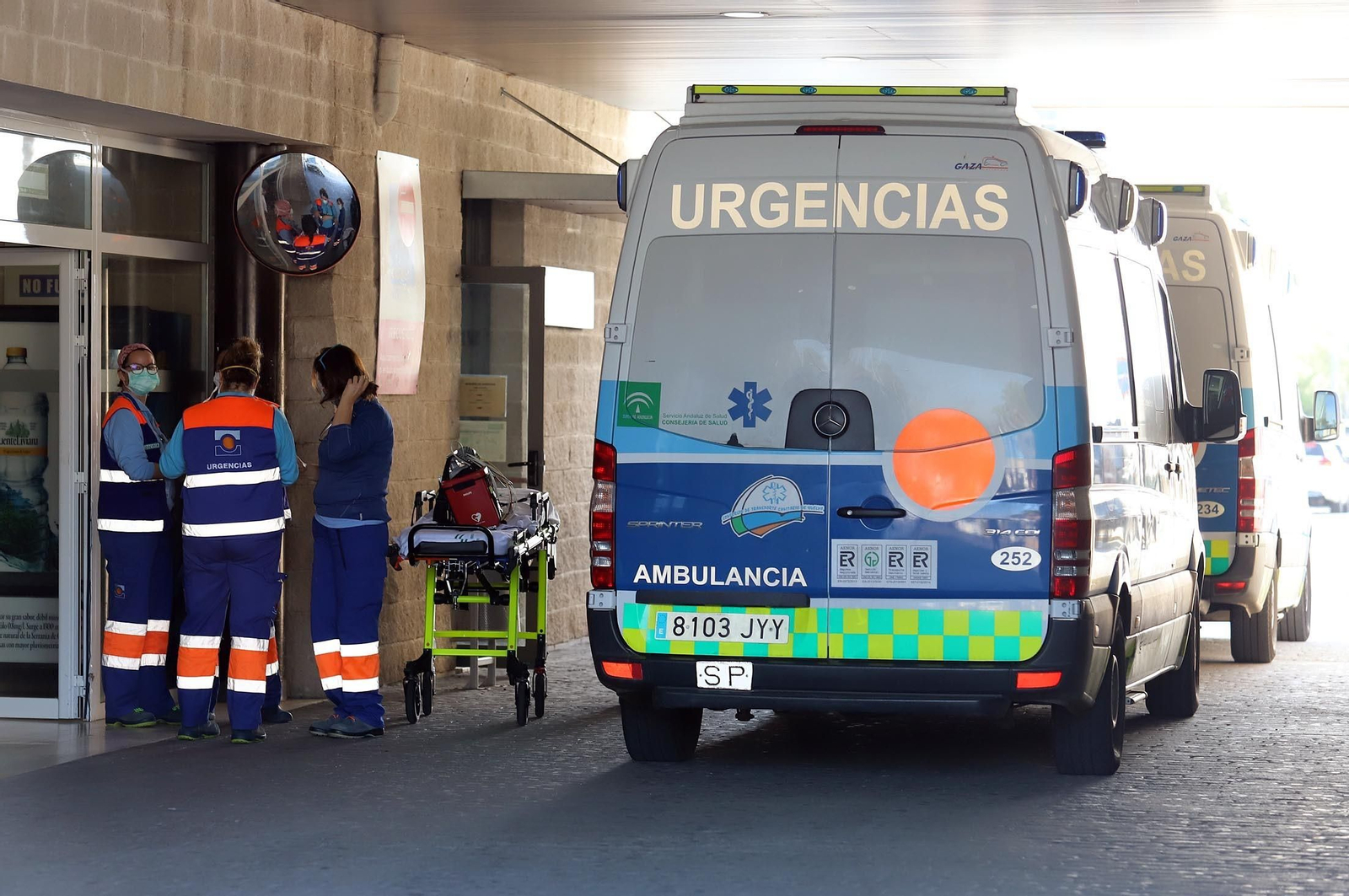 Sanitarios junto a una ambulancia en un centro hospitalario de Huelva.
