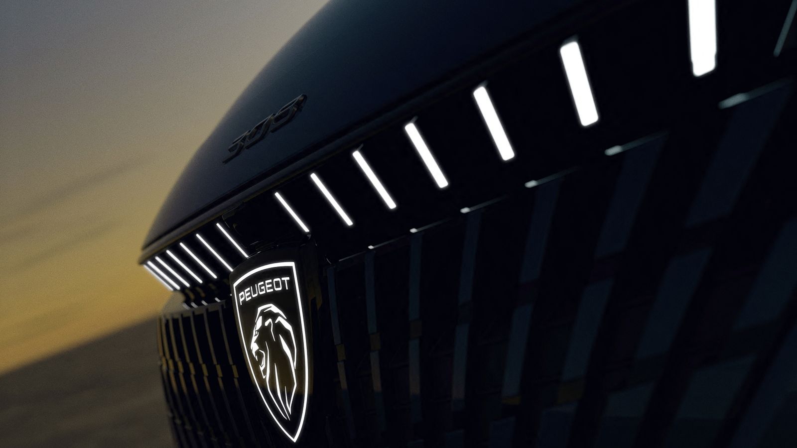 La firma luminosa de los faros cambia, pero también se incoporan nuevos leds entre ambas ópticas. El logotipo de la marca, tras el que está el radar del control de velocidad de crucero, queda retroiluminado.