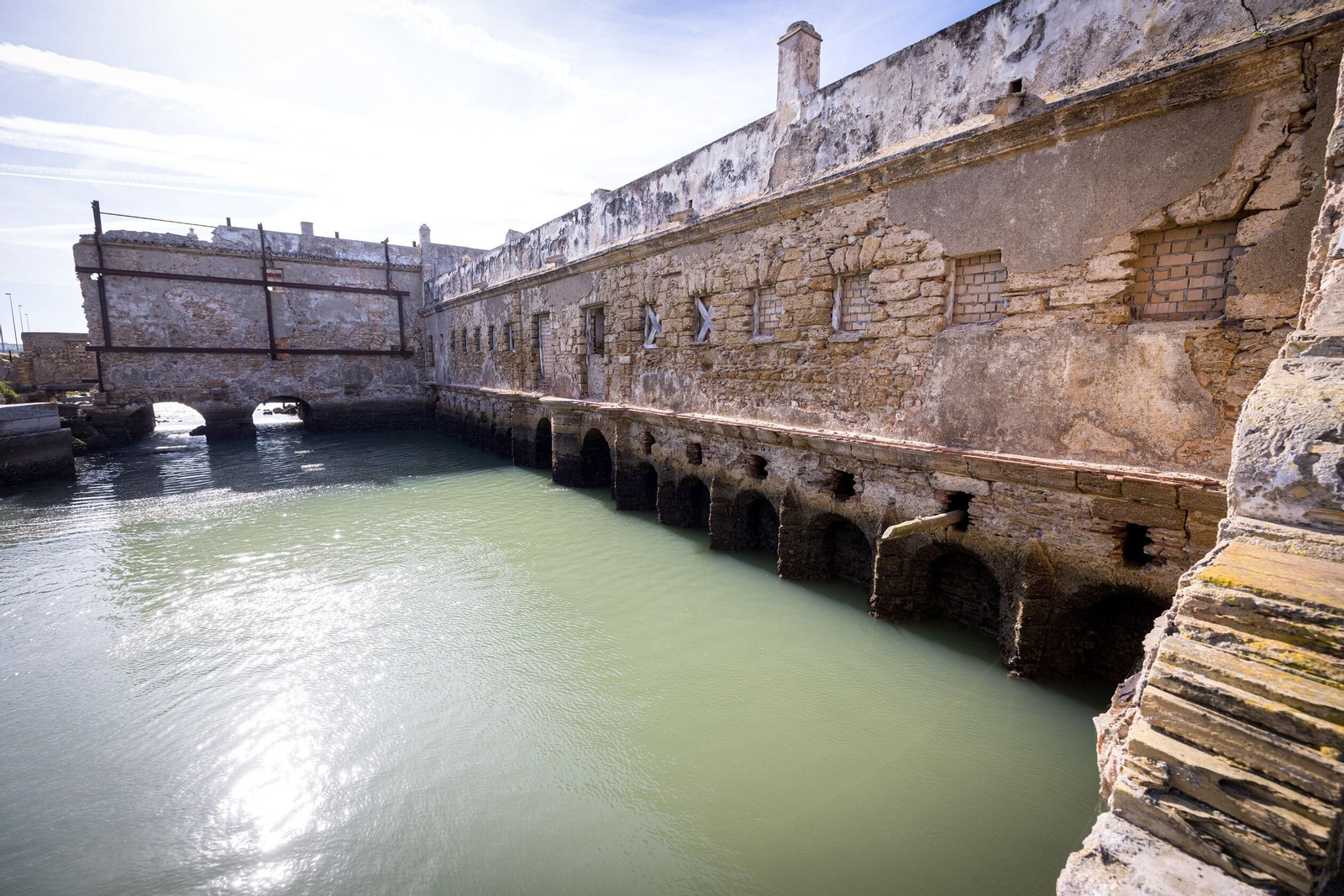 Imágenes del pésimo estado del molino de mareas de Cádiz