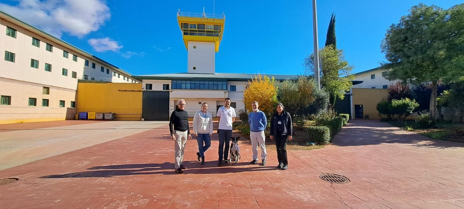 El equipo responsable del proyecto en el interior del centro penitenciario.