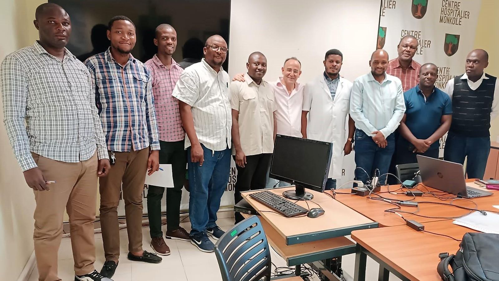 Andrés Prieto junto a médicos del Congo durante una de sus formaciones en el país africano.