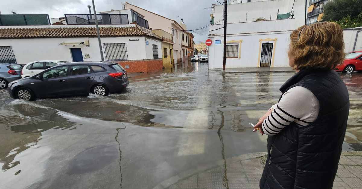 Vídeo | Las lluvias anegan varias calles del centro de La Línea