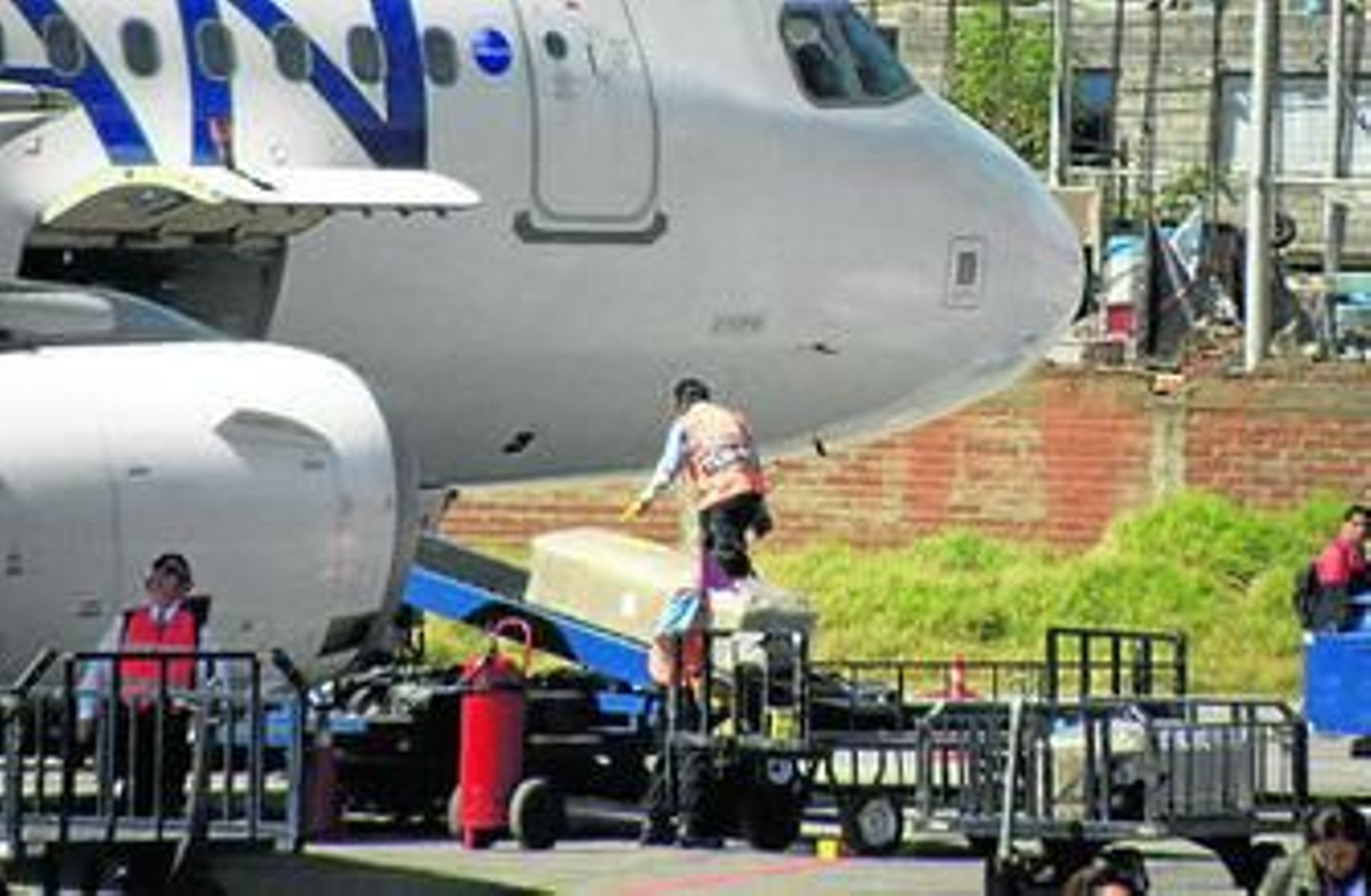 Embarque de los cadáveres en el aeropuerto de Lima.