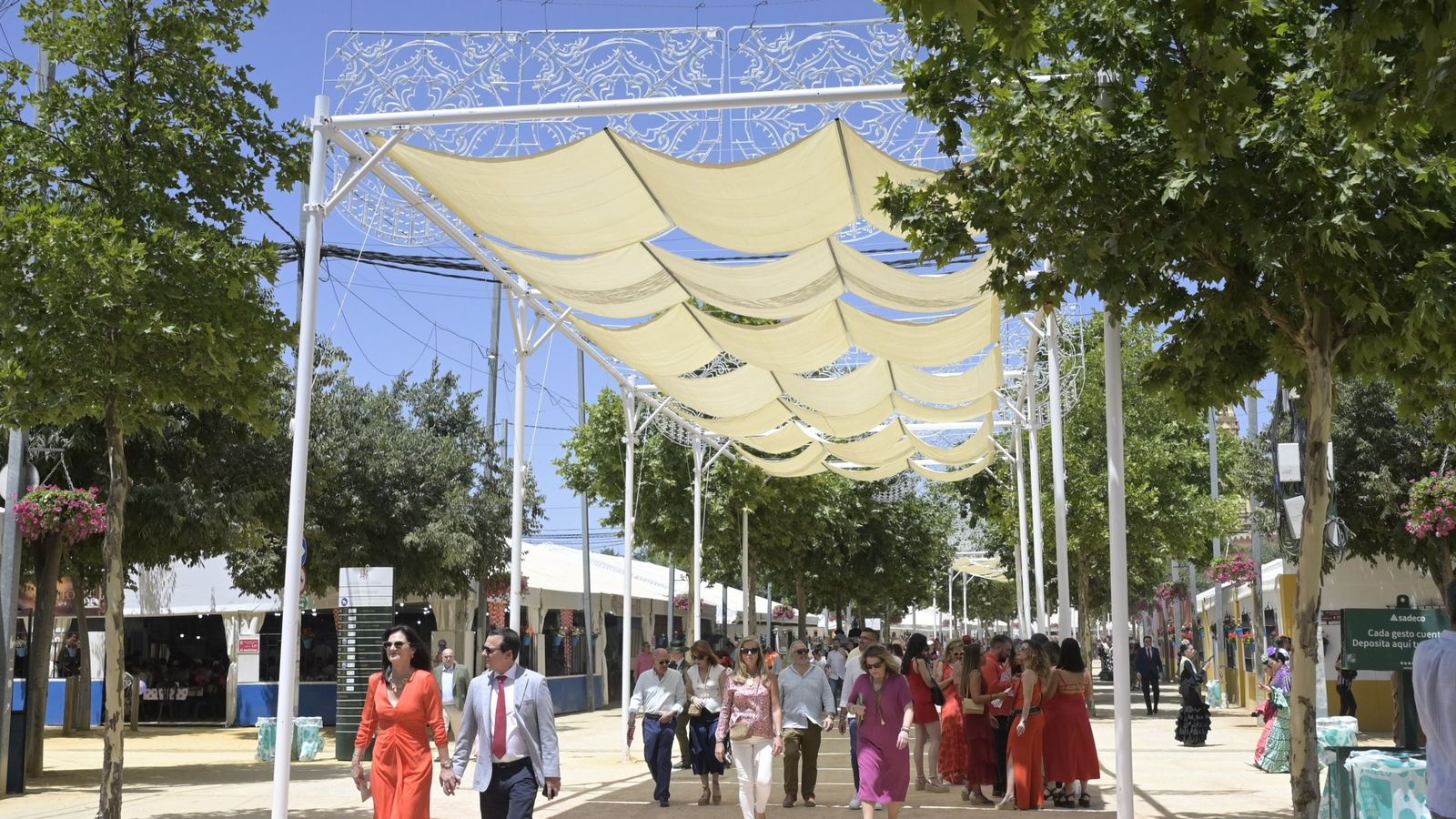 El 'milagro' de los toldos de la Feria de Córdoba: de 50 grados en la ...