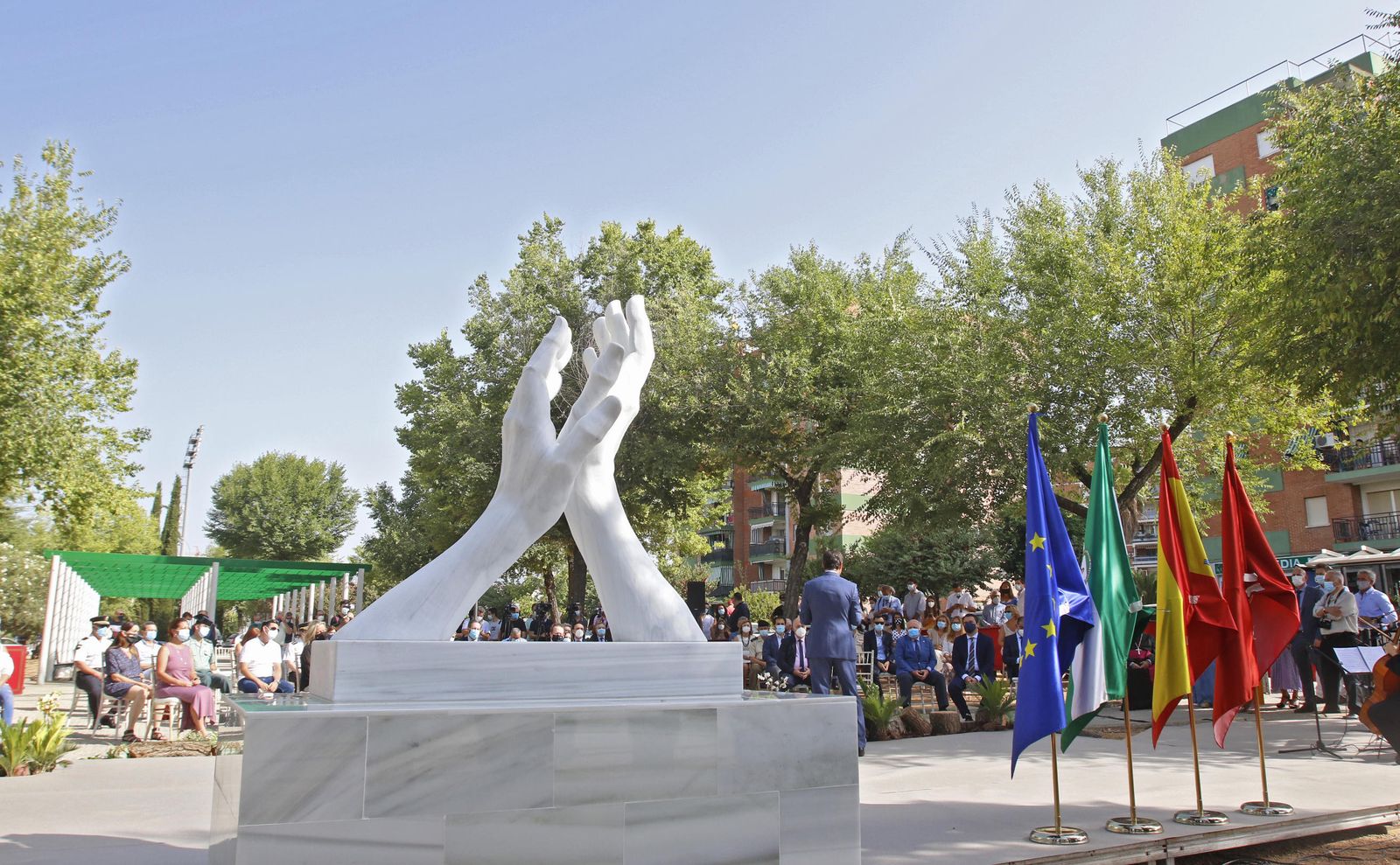 La escultura en honor a los sanitarios en Córdoba, en fotos
