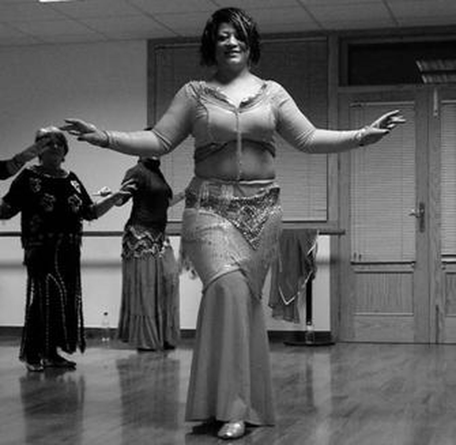 Fátima con sus alumnas durante una clase.