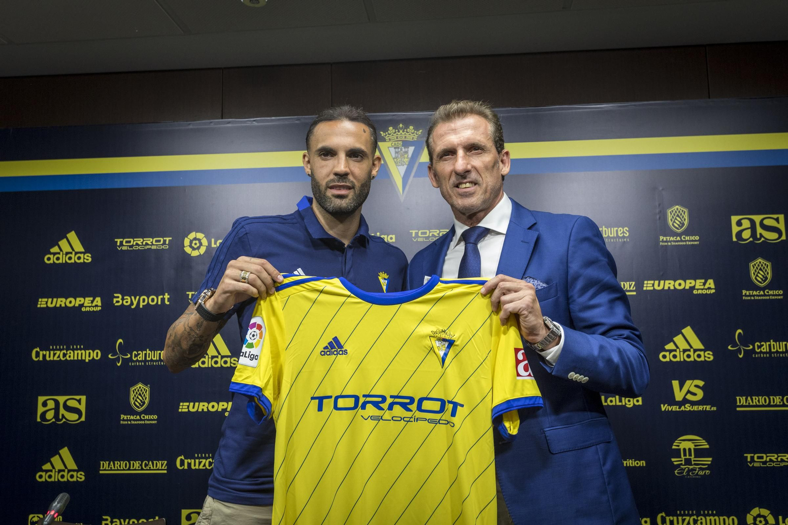 Sergio Sánchez (i) sostiene la camiseta del Cádiz a la vez que Óscar Arias el día de su presentación.
