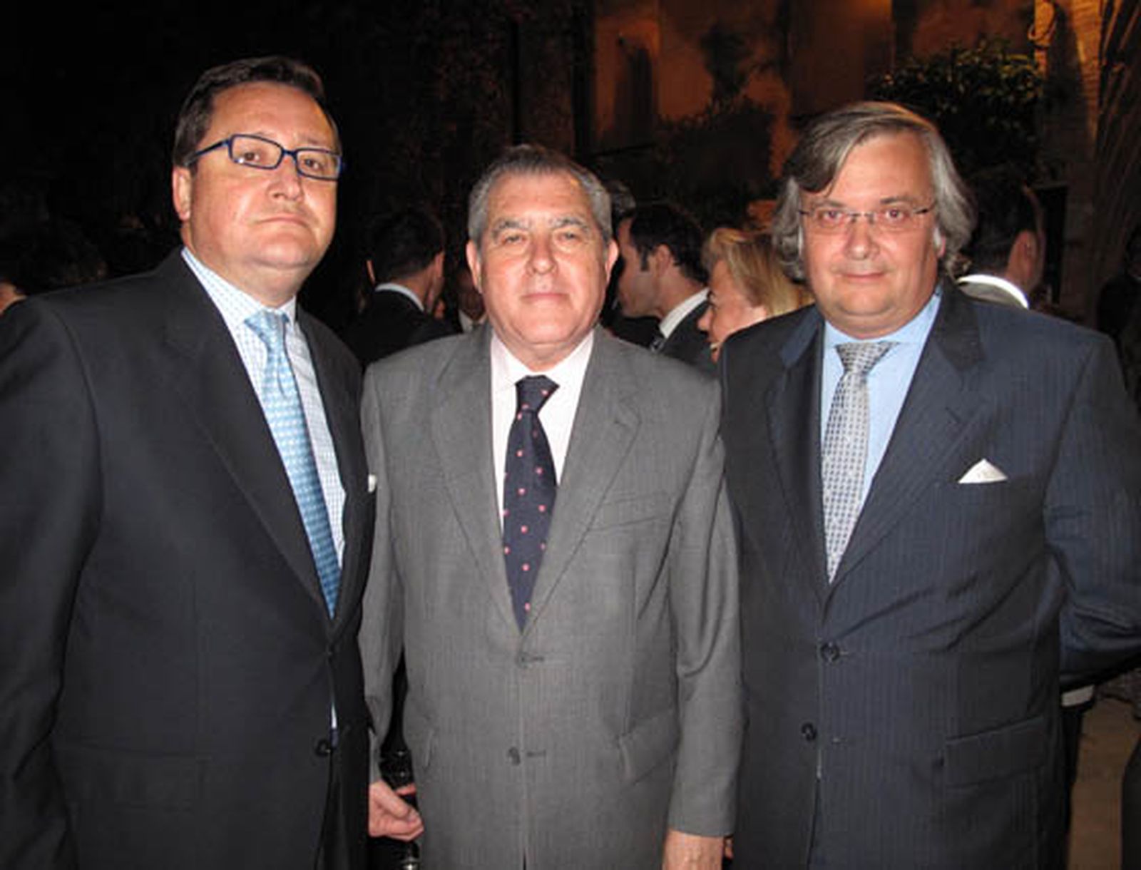 El presidente de la Asociación Sevillana de Empresas de Organizadores Profesionales de Congresos, OPC, Gustavo de Medina; Antonio Távora y César González de la Peña, presidente y vocal, respectivamente, de la Federación de Agencias de Viajes de Andalucía.

Foto: Victoria Ramírez