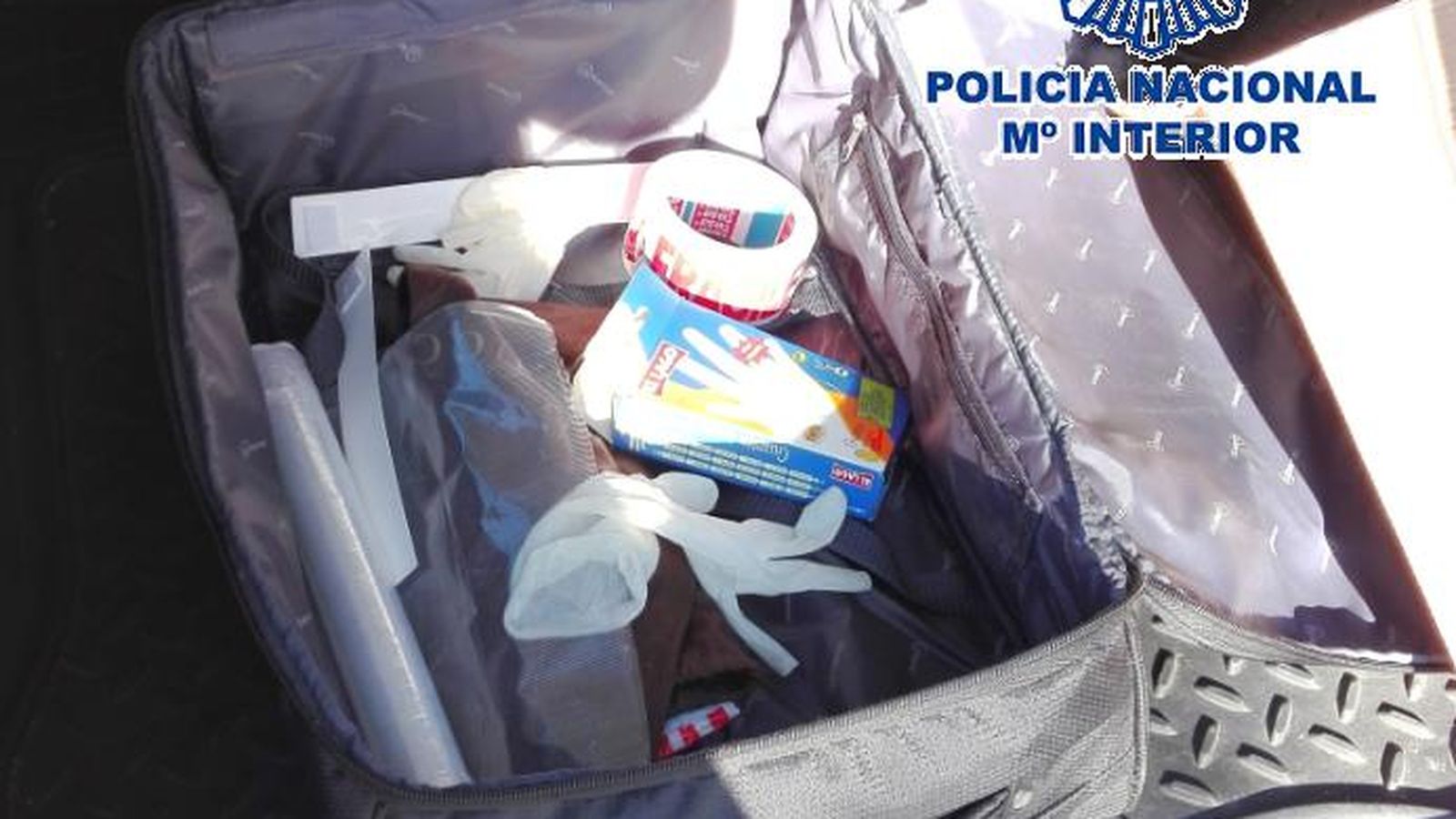 Papel para empaquetar billetes y cinta adhesiva intervenidos.