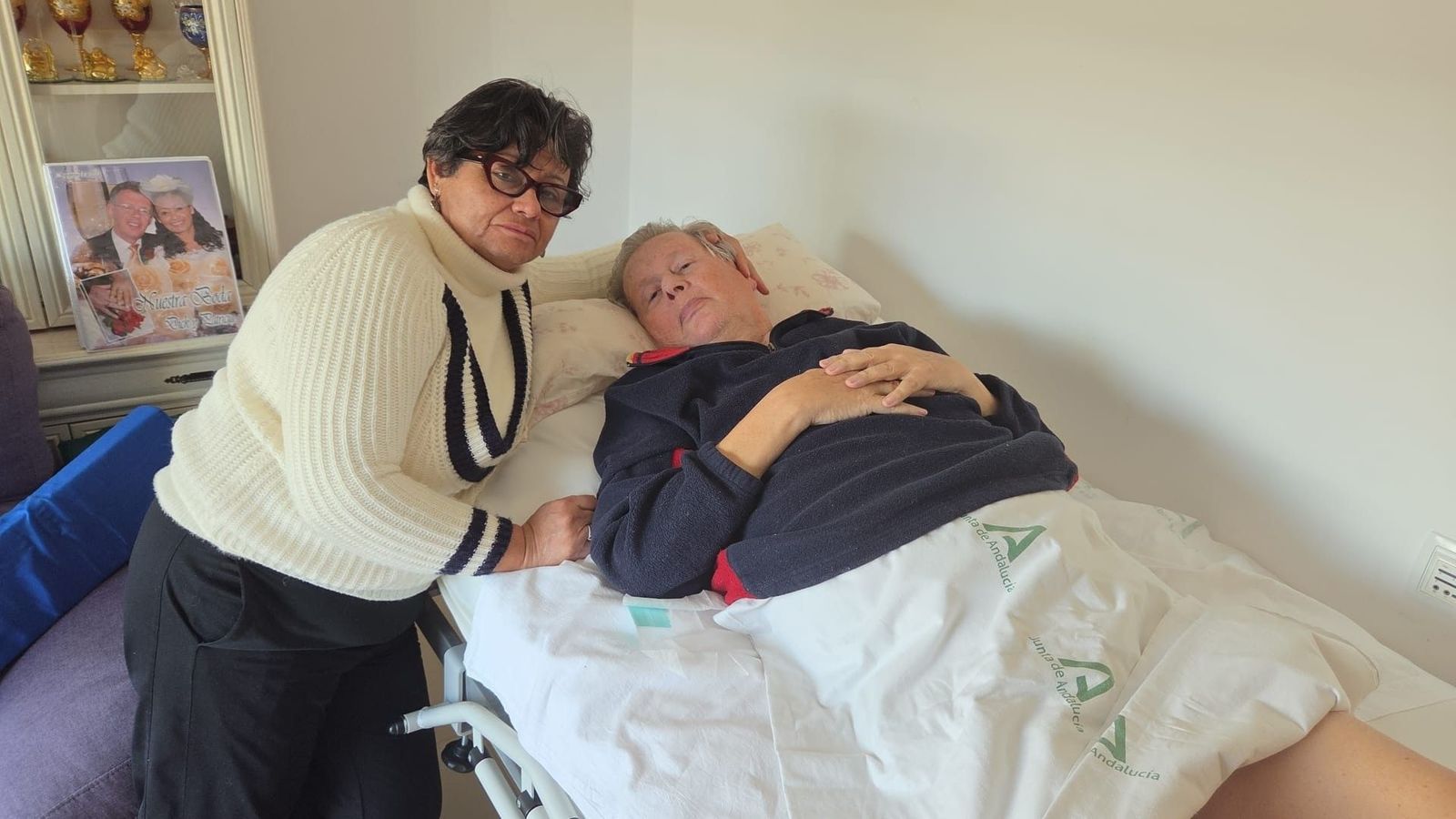 Gloria Patricia Velásquez acompaña a su marido, Dick Beekhus, encamado y en cuidados paliativos, en la vivienda de Playa Serena (Roquetas de Mar) donde está fijado el desahucio para el 23 de febrero.