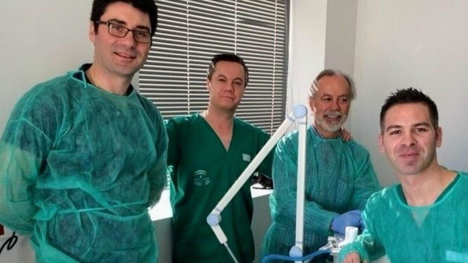 Ignacio Monge, con compañeros del equipo de investigación de la UCI.