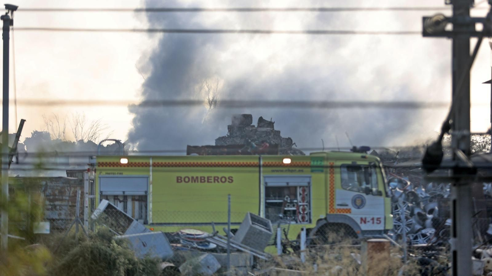 Espectacular incendio en una chatarrería de Jerez