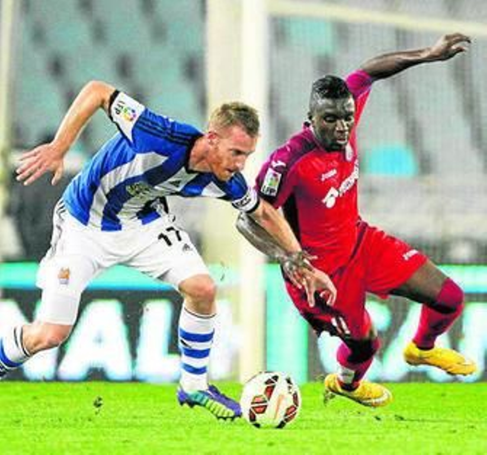 Zurutuza pelea un balón sin dueño con el visitante Yoda.