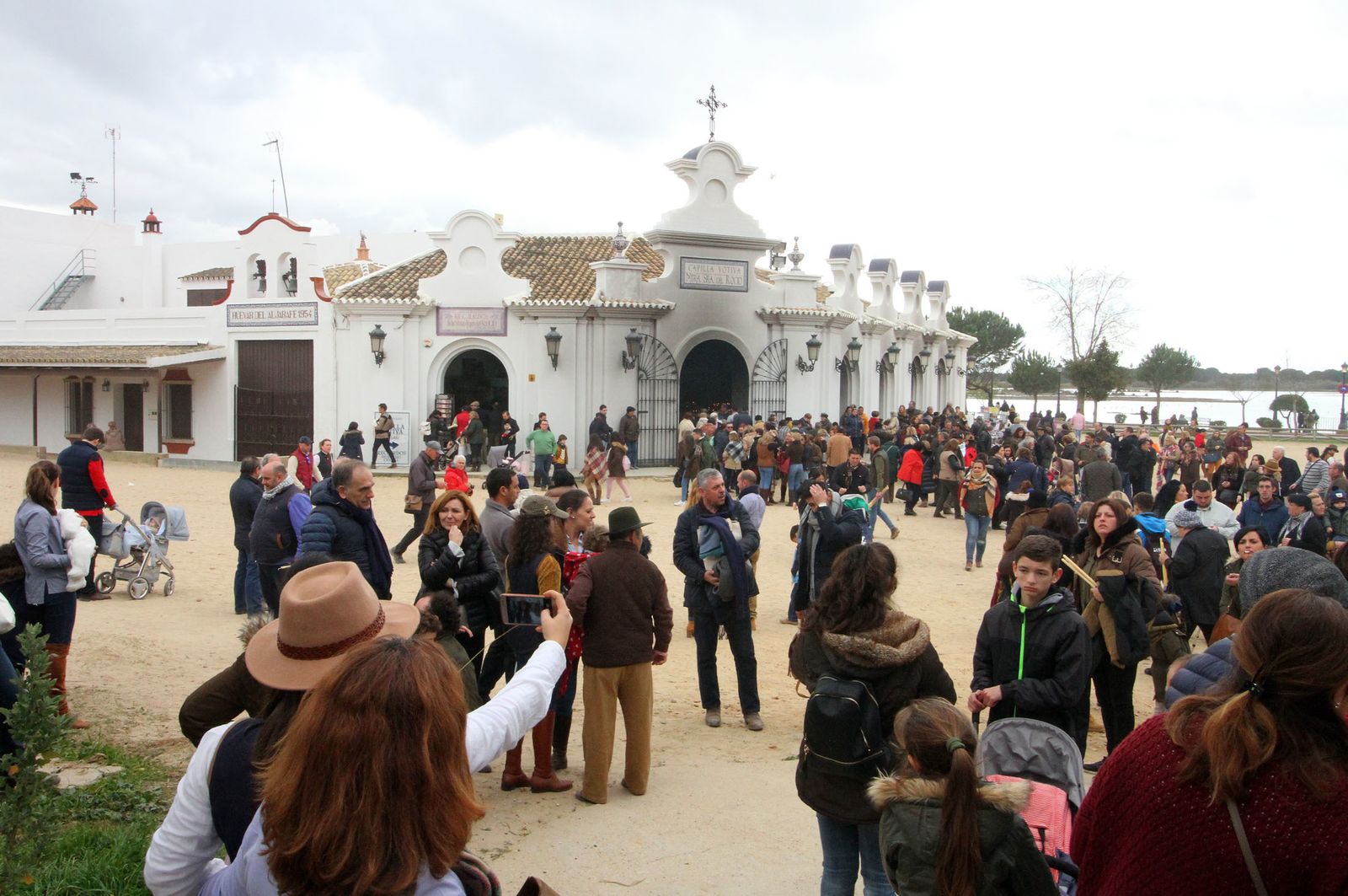 El Rocío celebra La Candelaria con la presentación de los niños a la Virgen, en imágenes