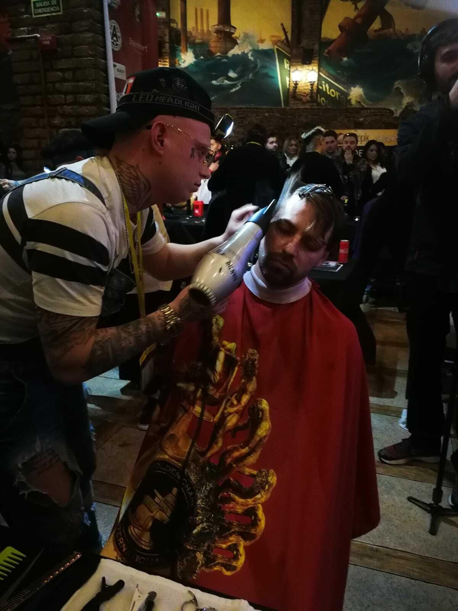 El joven peluquero, en acción.