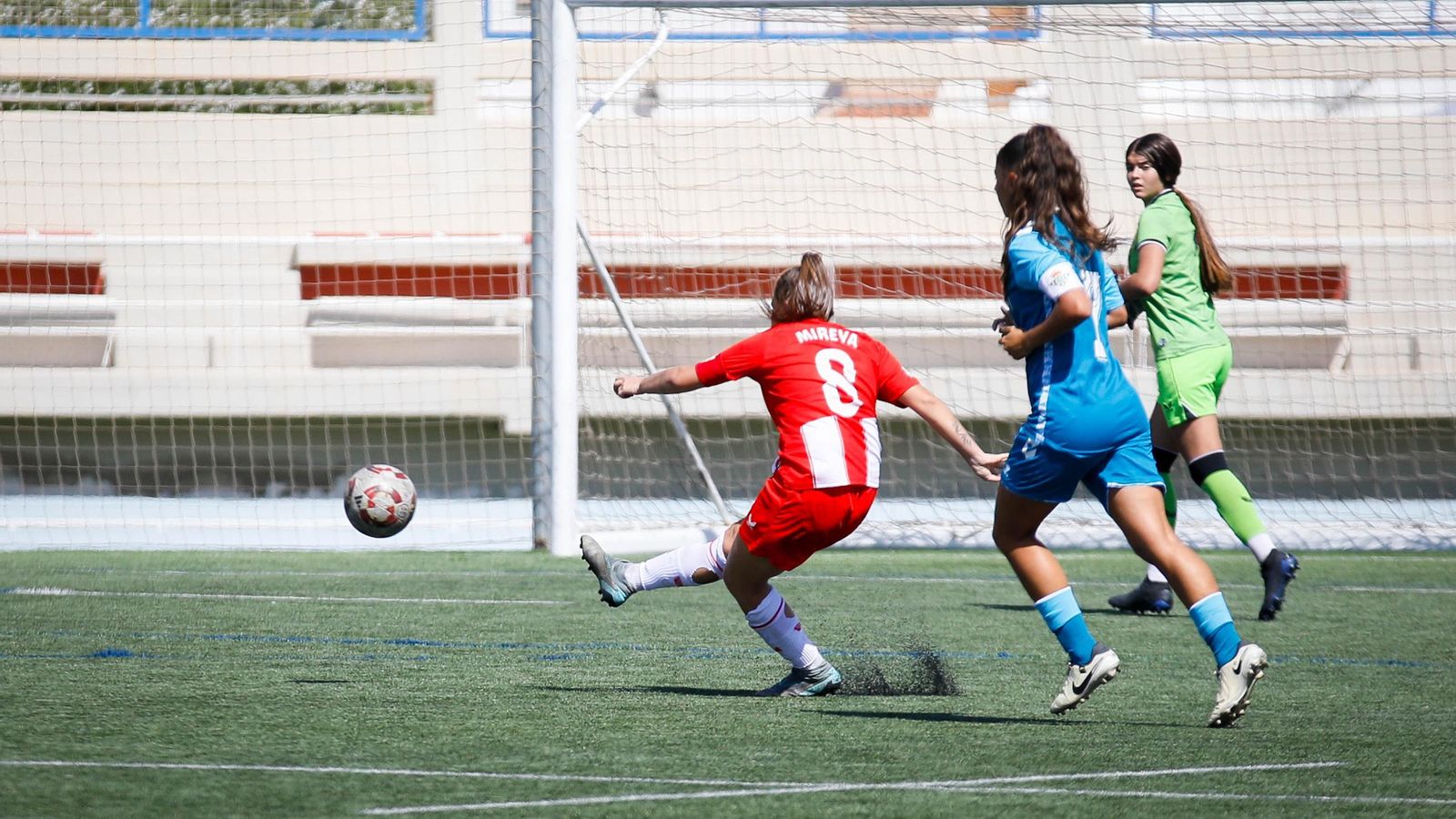 Mireya realiza un pase ante la presión rival durante el encuentro de la primera vuelta disputado en tierras almerienses.