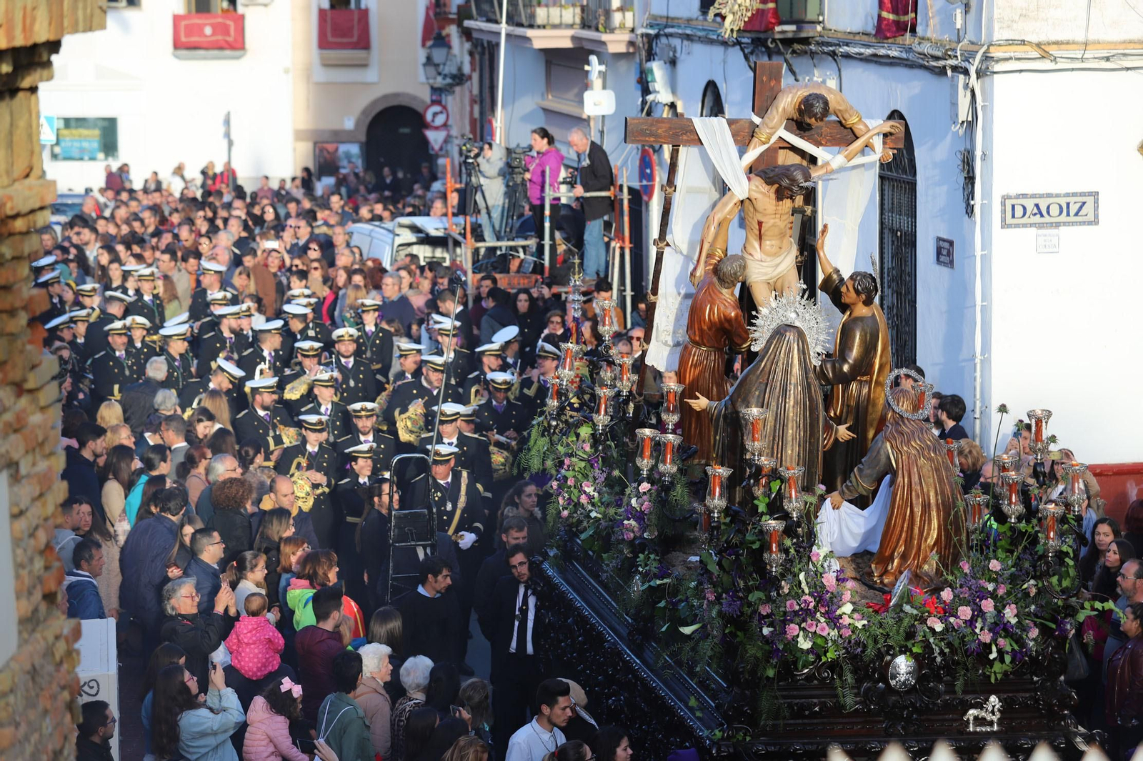Imágenes de la procesión del Descendimiento por las  calles de Huelva