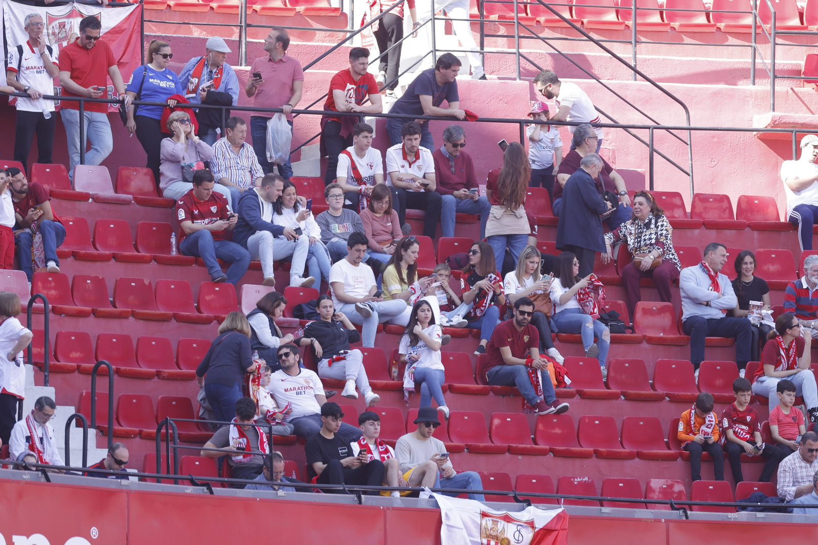 Búscate en las fotos del Sevilla-Almería