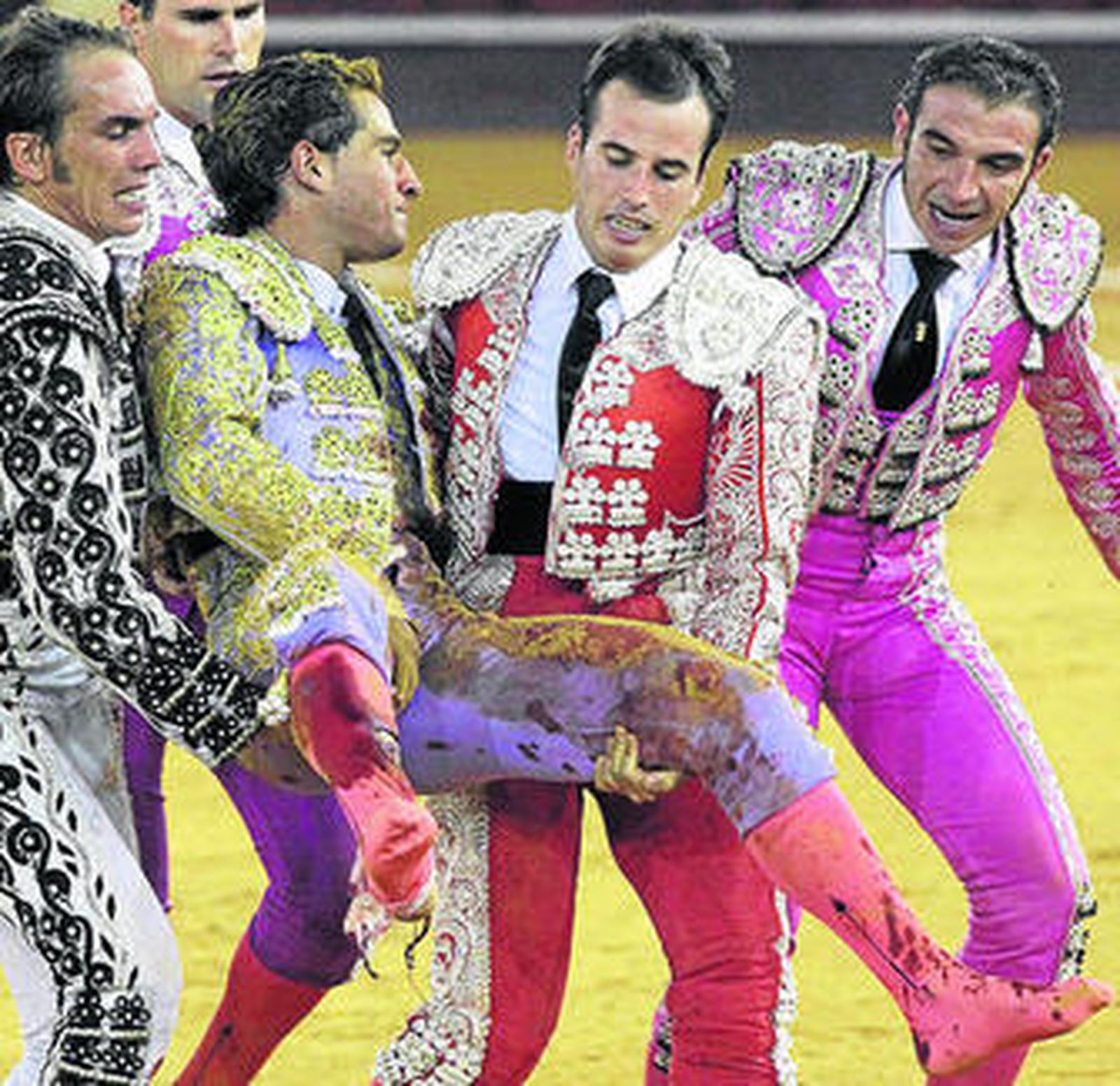 Las asistencias trasladan a Iván Fandiño a la enfermería.