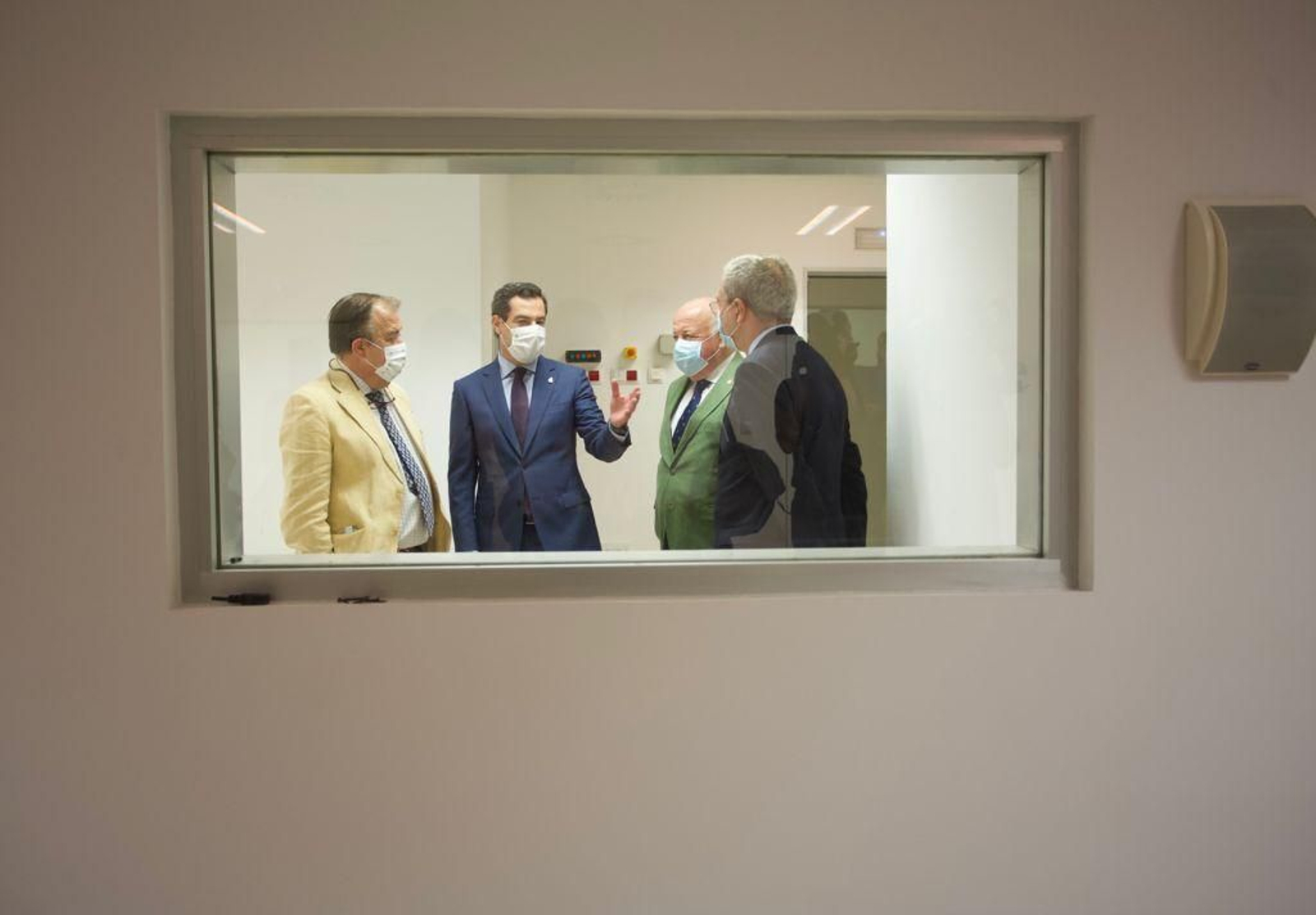 Juanma Moreno, en el hospital de Cartuja junto a los consejeros de Economía y Salud.