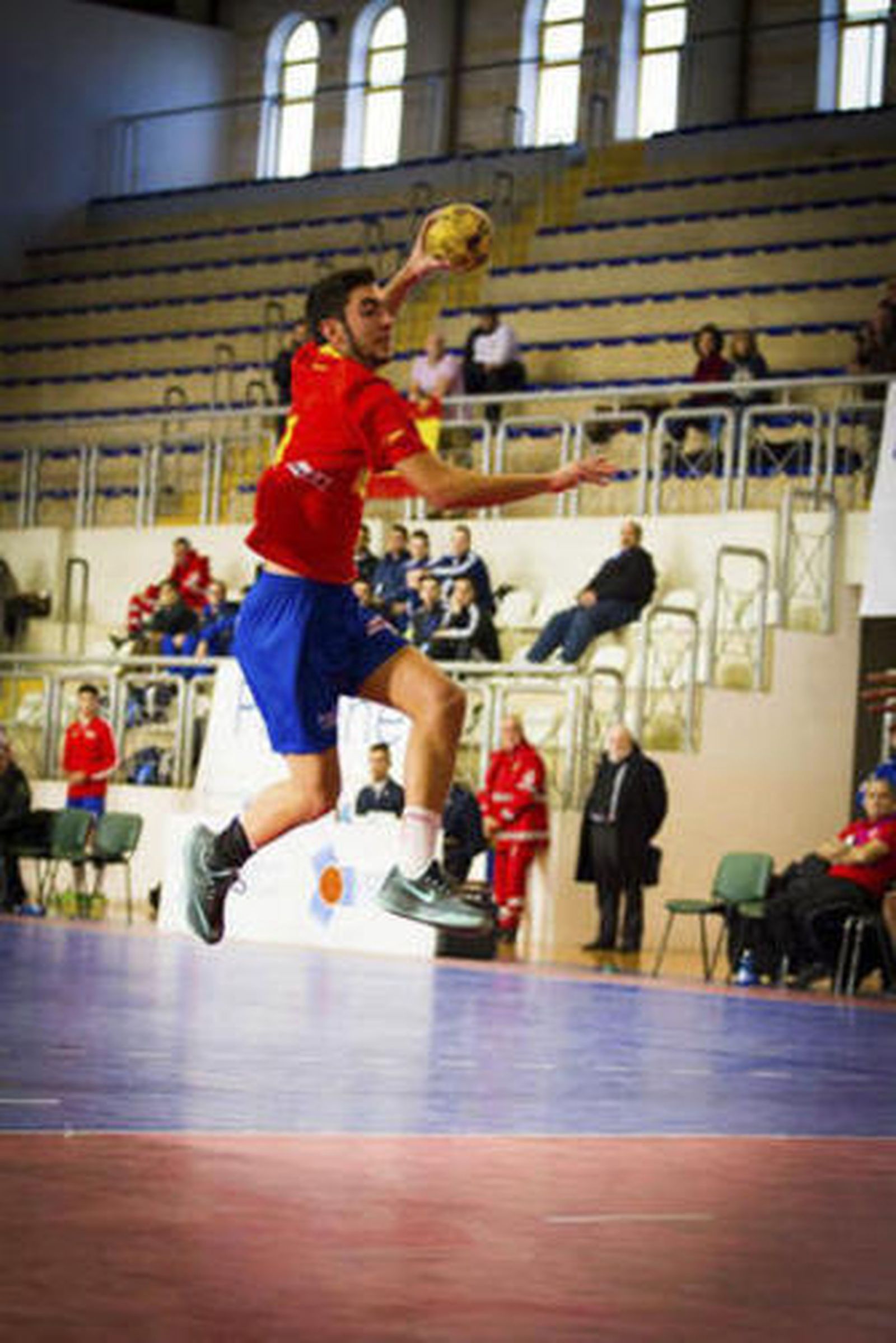 Esteban se dispone a realizar un lanzamiento en pleno campeonato.