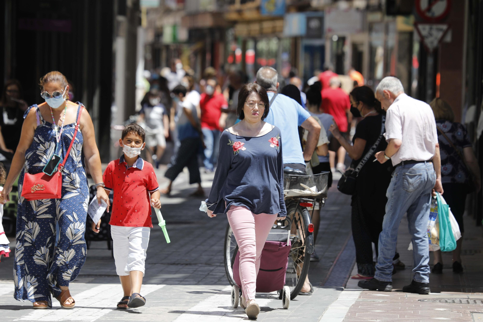 Una mujer camina por una céntrica calle de La Línea sin mascarilla.