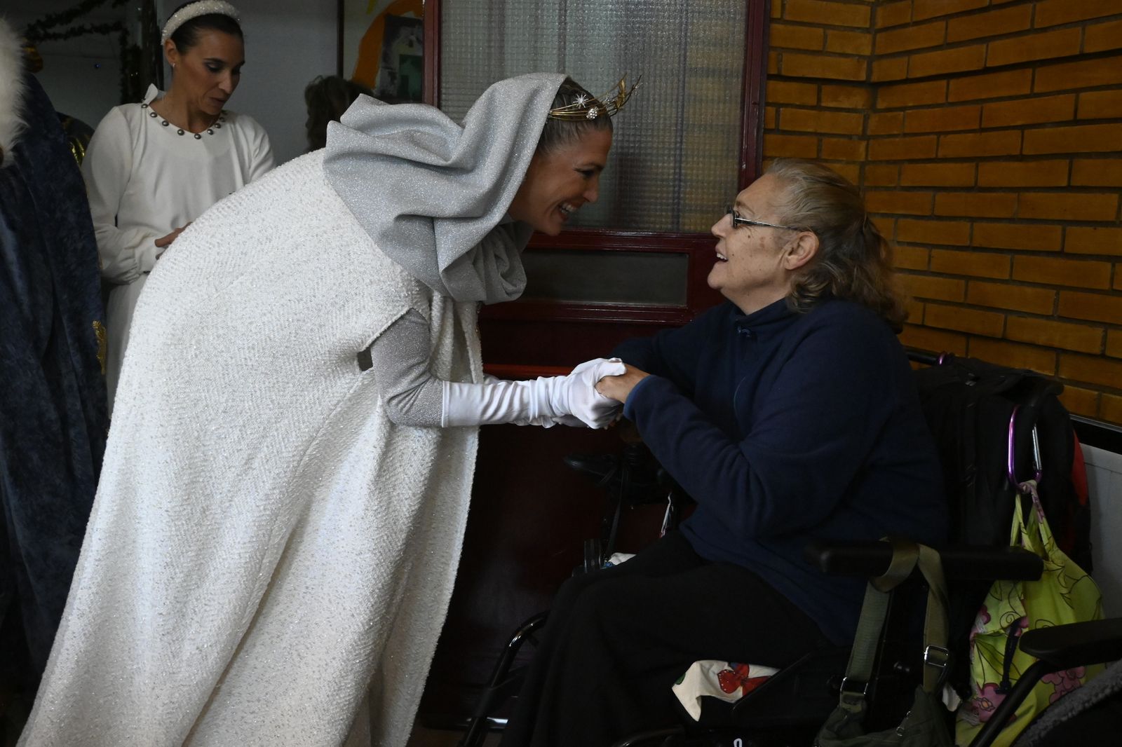 Visita de los Reyes Magos a los ancianos de los asilos de Huelva, en imágenes