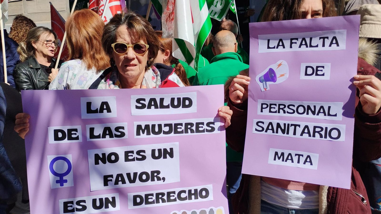 Manifestantes, este lunes, ante el Hospital Materno de Málaga.