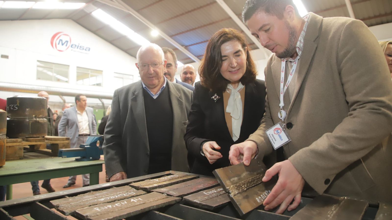 La consejera de Empleo, Rocío Blanco, atiende a las explicaciones de uno de los formadores