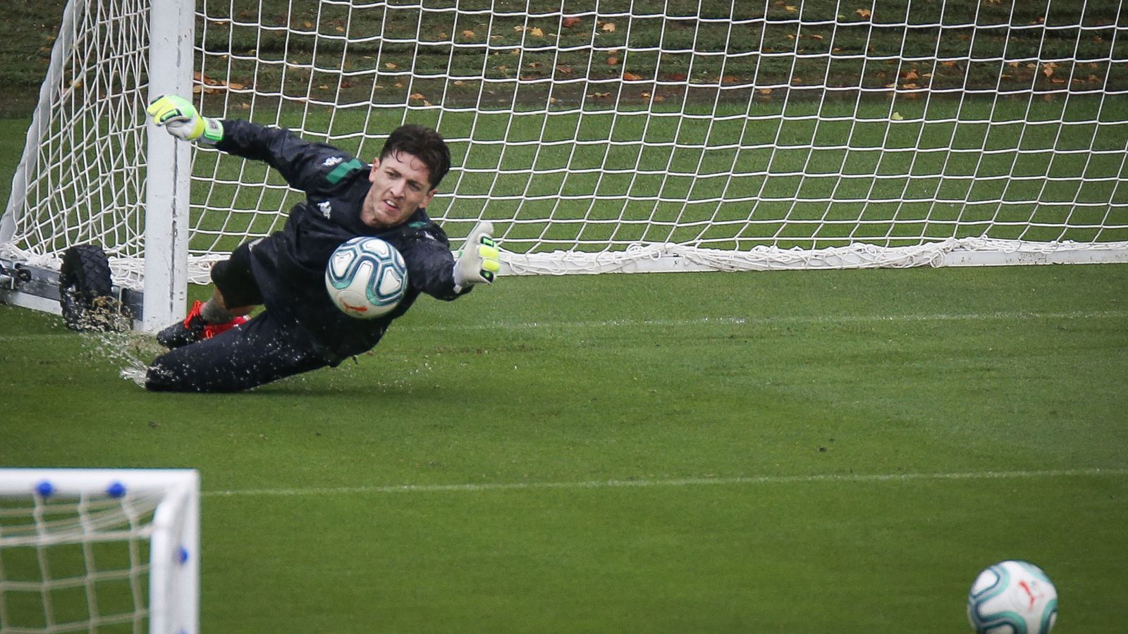 Carlos Marín se estira a por la pelota.