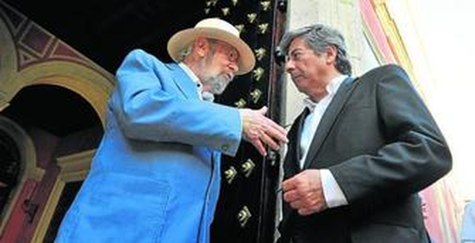 Caballero Bonald  y Julio Neira, en la puerta de la Fundación Cajasol en Sevilla.