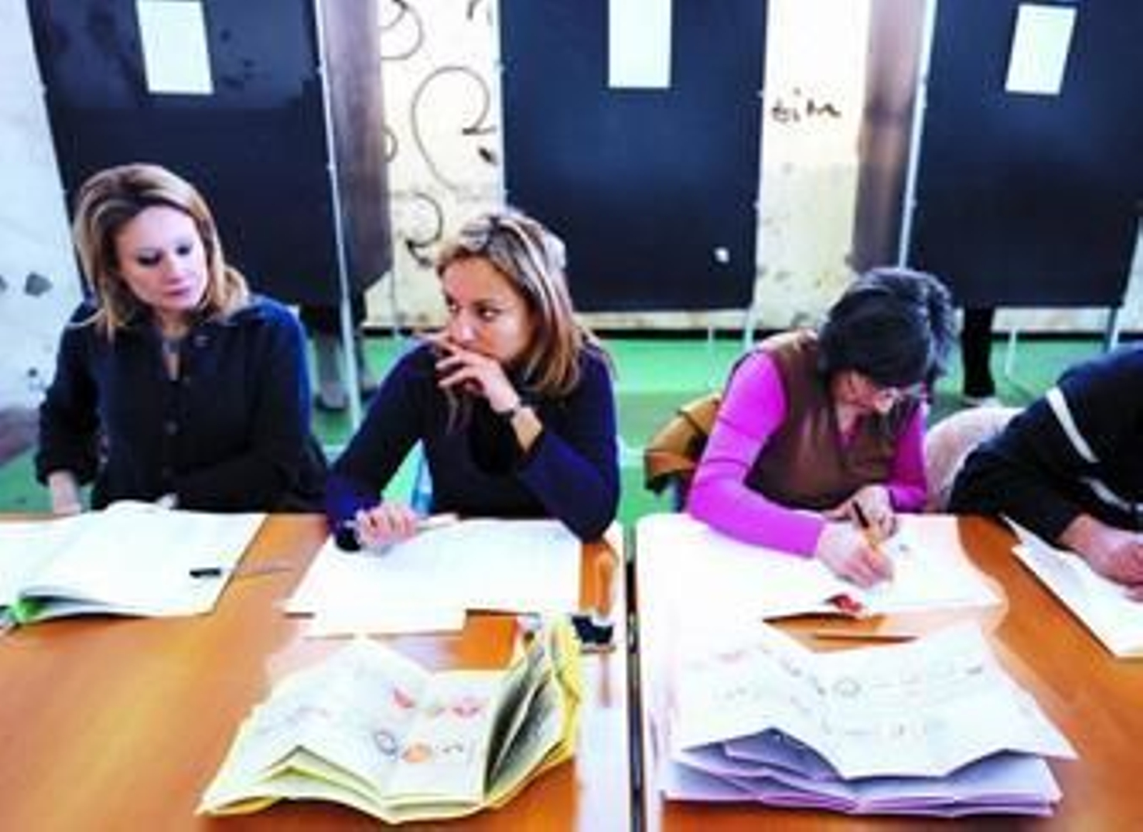 Componentes de una mesa electoral en Roma esperan la llegada de los votantes.