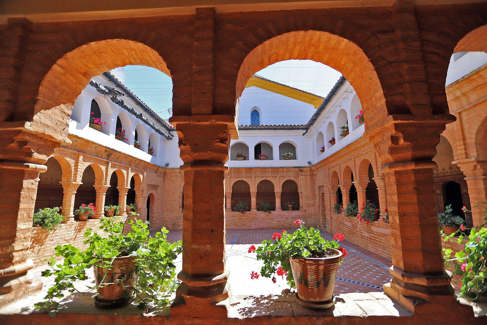 Estado de deterioro en el que se encuentra las pinturas murales del patio mudéjar de La Rábida.
