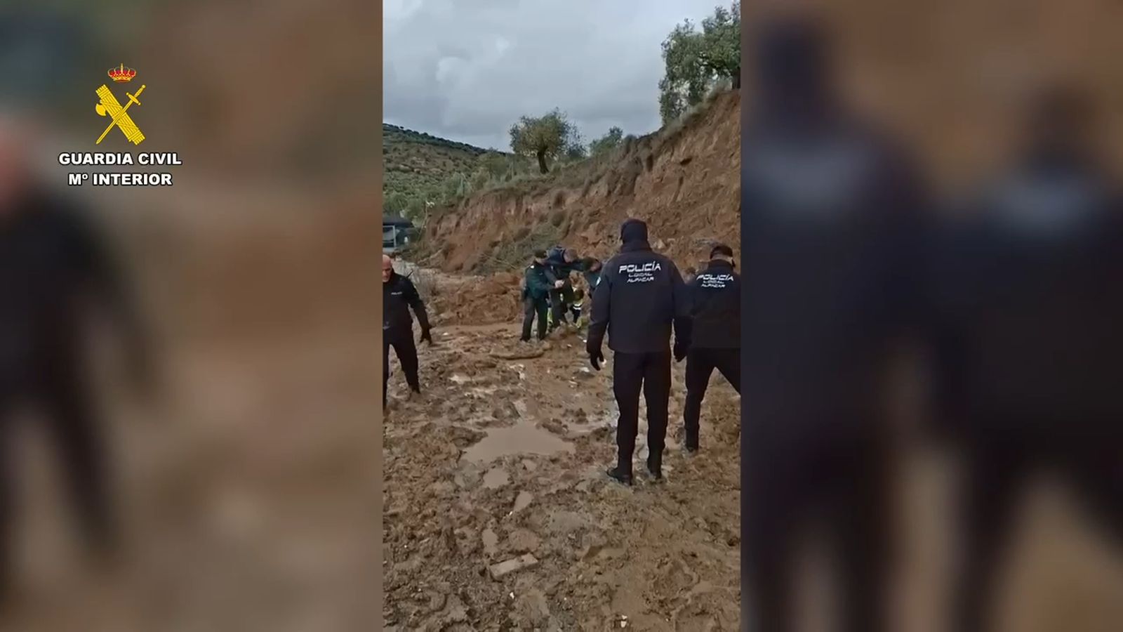 La Guardia Civil evacúa a un hombre con movilidad reducida