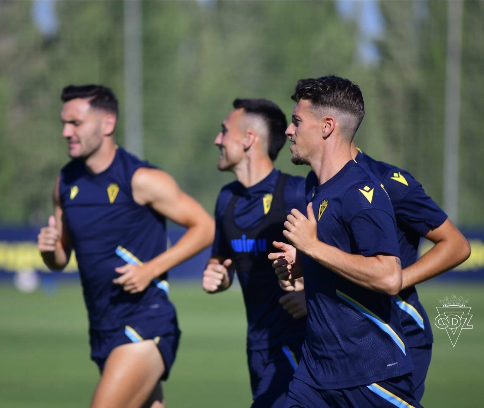 Blanco (d) trabajó con el grupo y entró en la convocatoria.