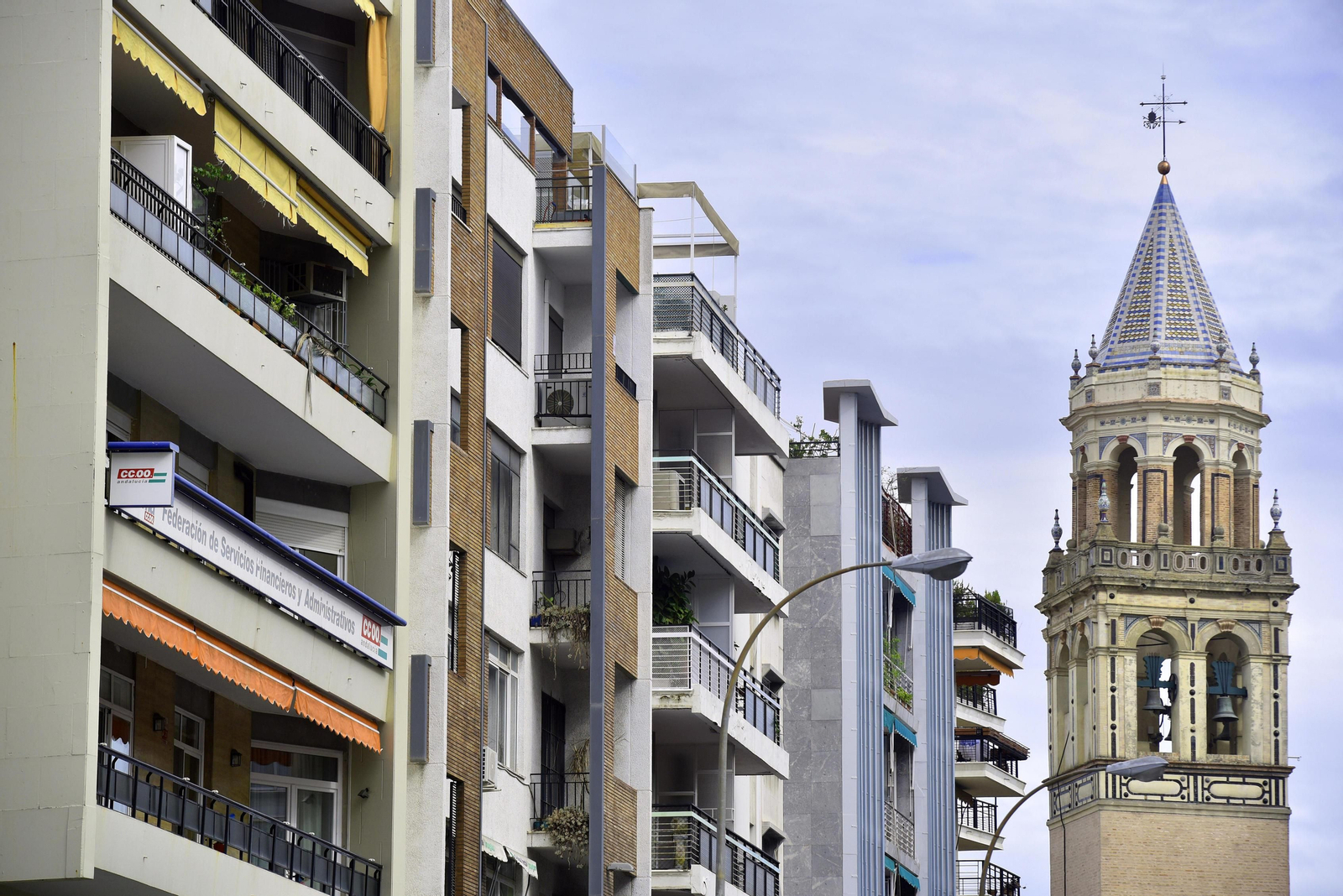 Varios bloques de viviendas junto a la Iglesia de San Pedro.