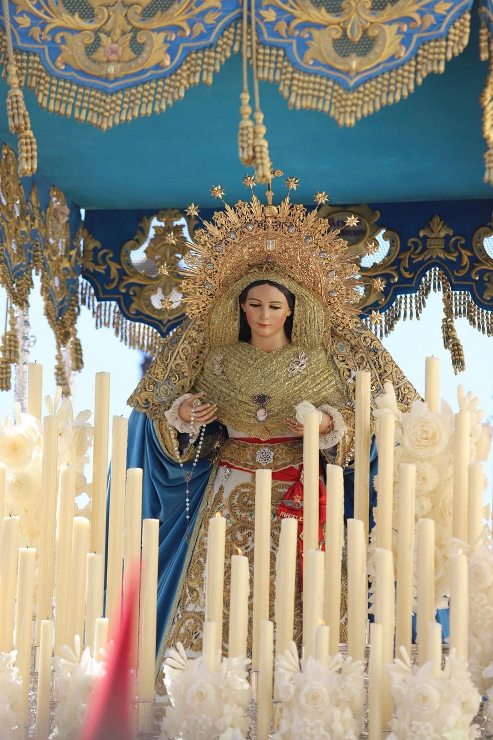 Imágenes del recorrido de la Borriquita  por las calles de Huelva