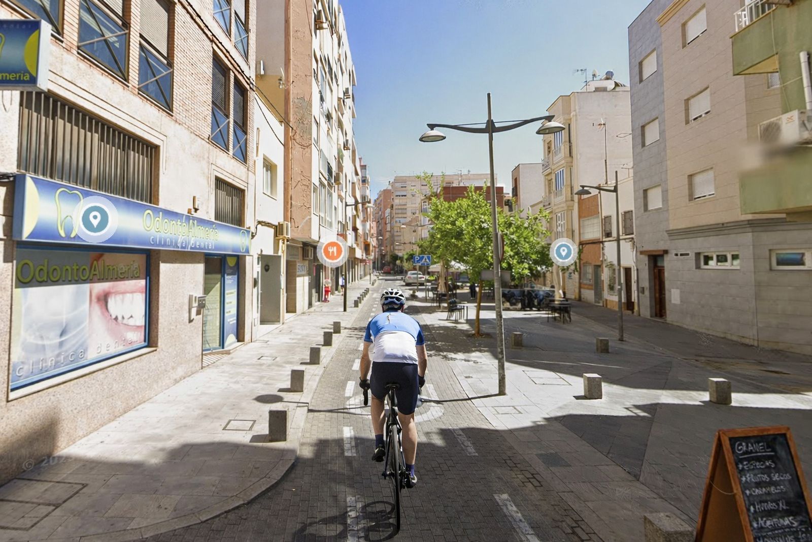 Ciclista circulando por carril bici.
