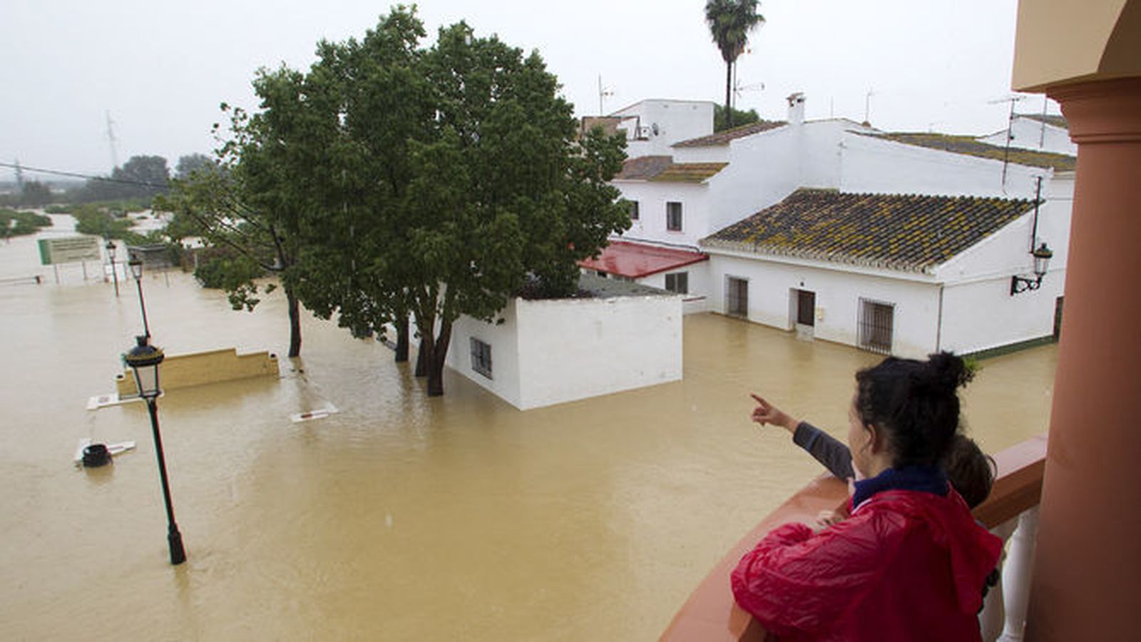 Una vecina señala los efectos de la tromba en Cártama en 2016.