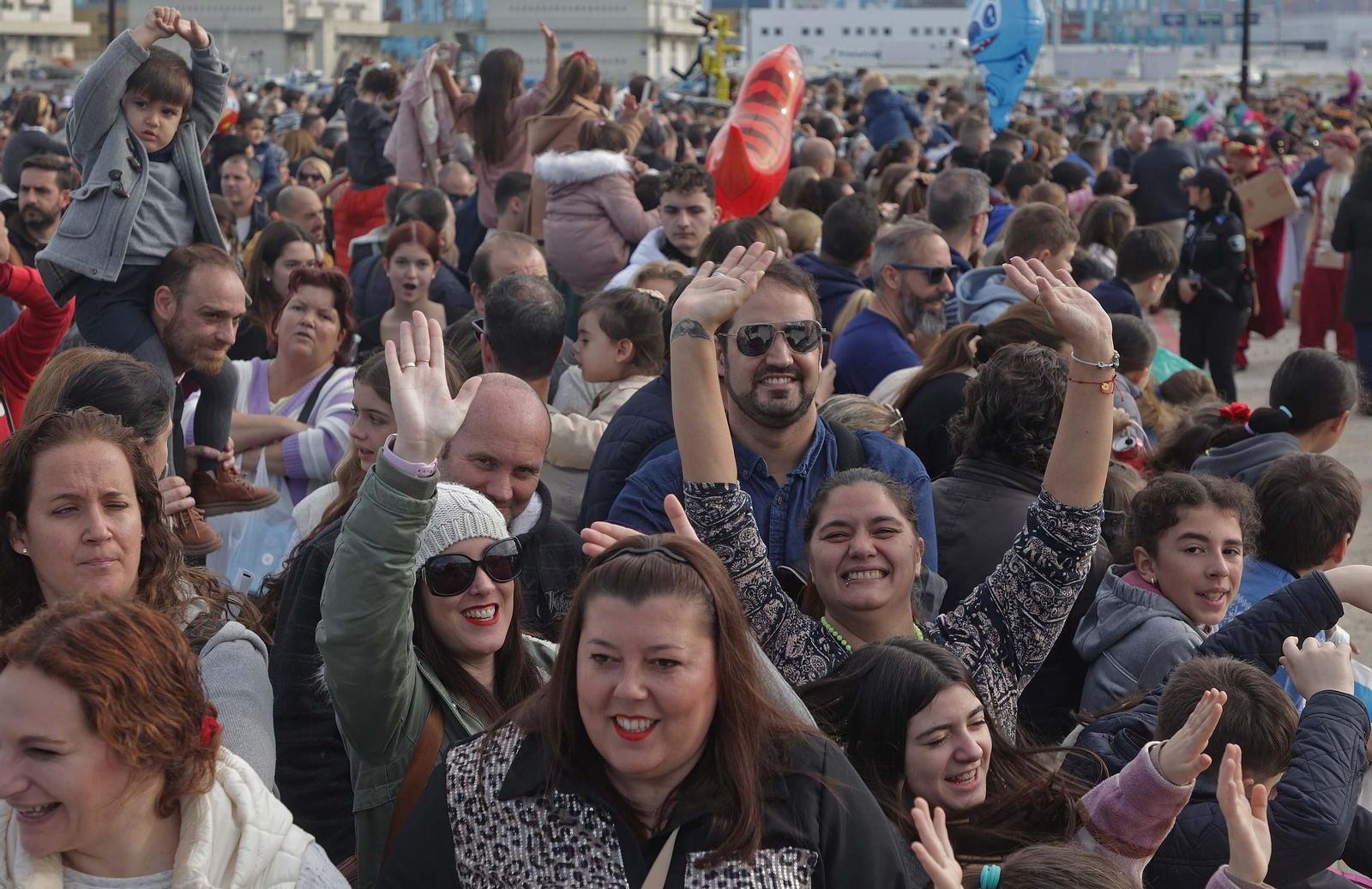 Búscate en las fotos del Arrastre de Latas 2025 en Algeciras