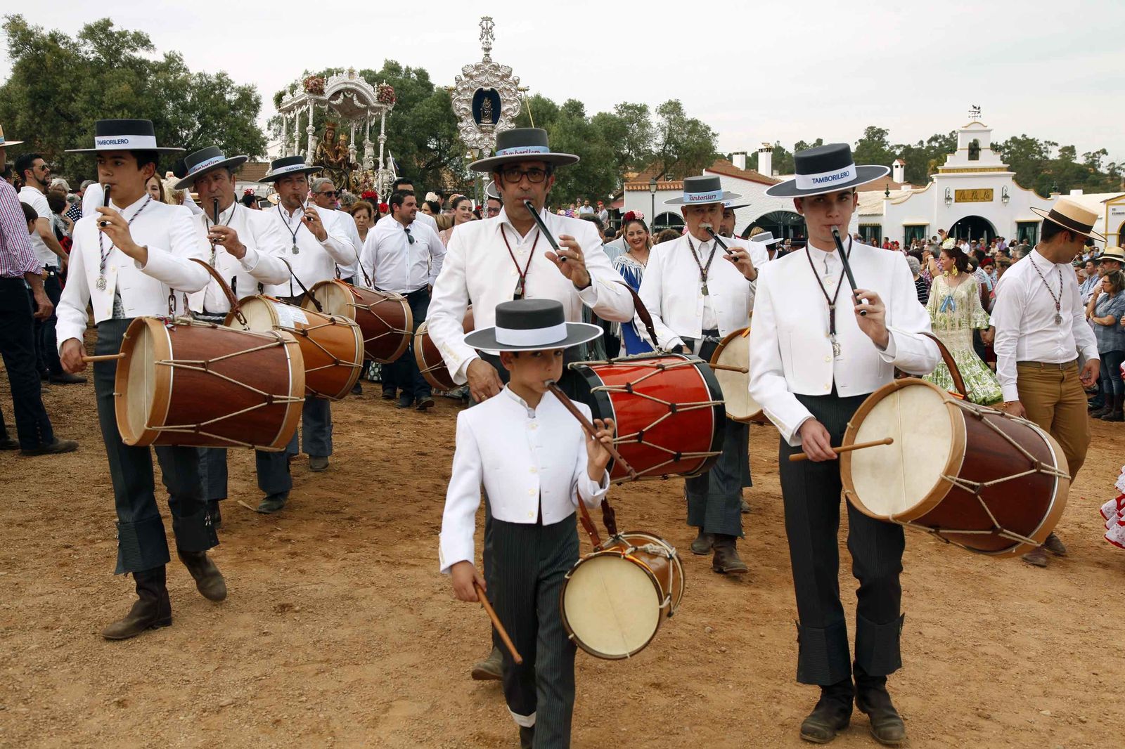 Las imágenes de la procesión de la Virgen de la Bella por el recinto romero de El Terrón