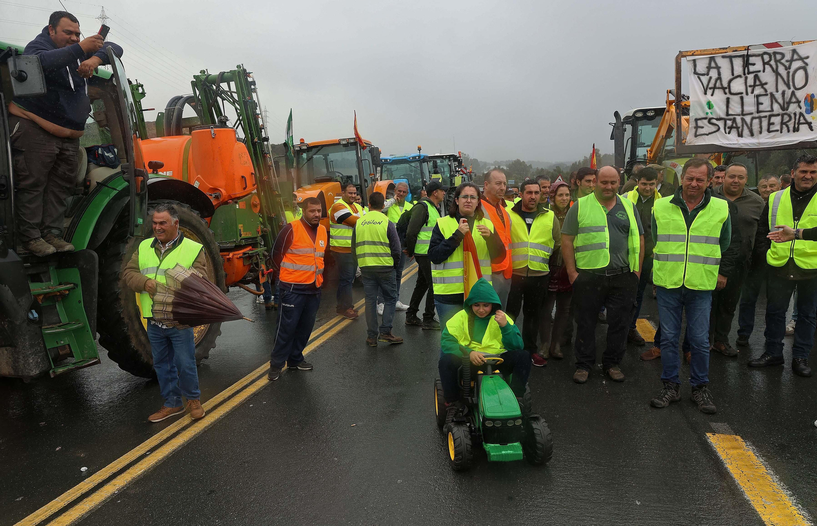 El corte del acceso sur de Algeciras por los tractoristas de Cádiz, en imágenes
