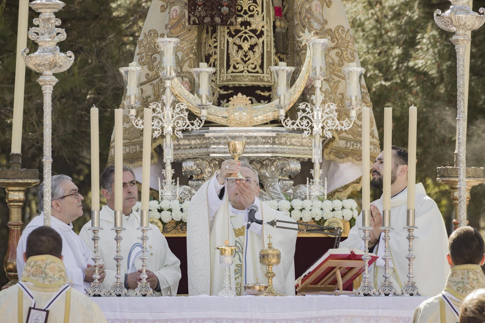Misa de campaña frente a la parroquia del Cristo de la Sed con la Virgen del Carmen