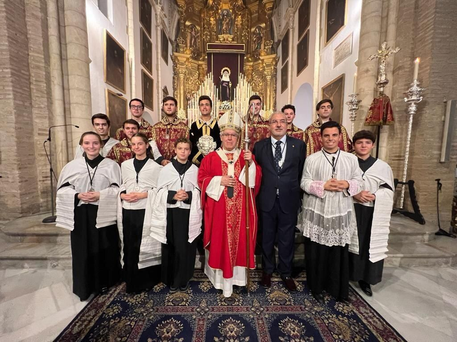 En el centro, José Ángel Saiz y Antonio Távora, junto a los acólitos y monaguillos de Santa Marta