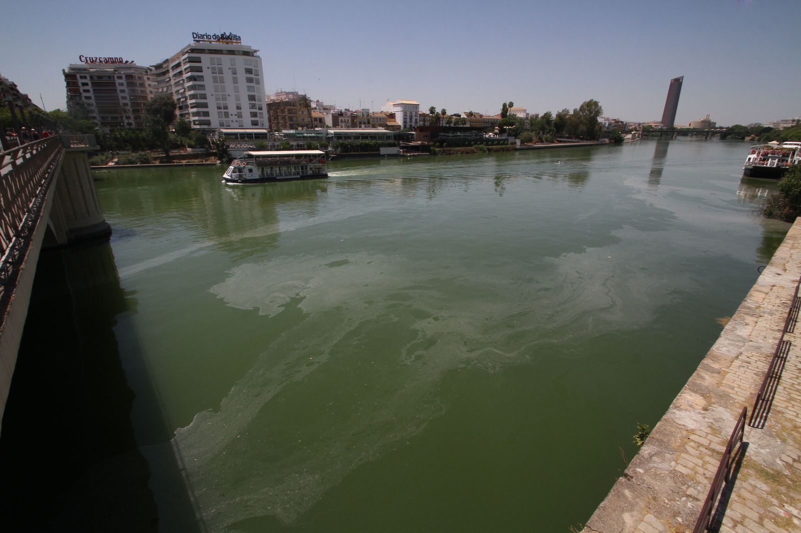 Mancha de aceite en el Guadalquivir