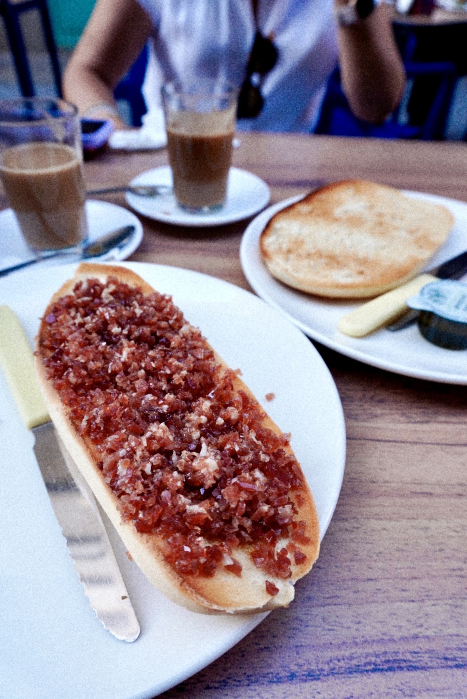 Tostadas con pizcos de jamón