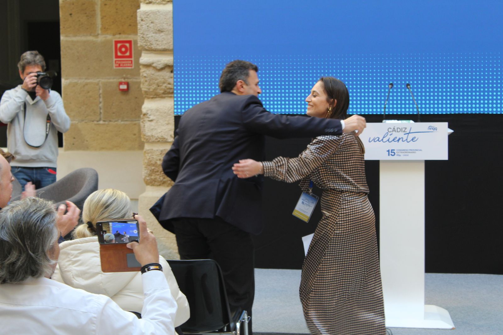 Bruno García saluda a la recién nombrada presidenta de NNGG.