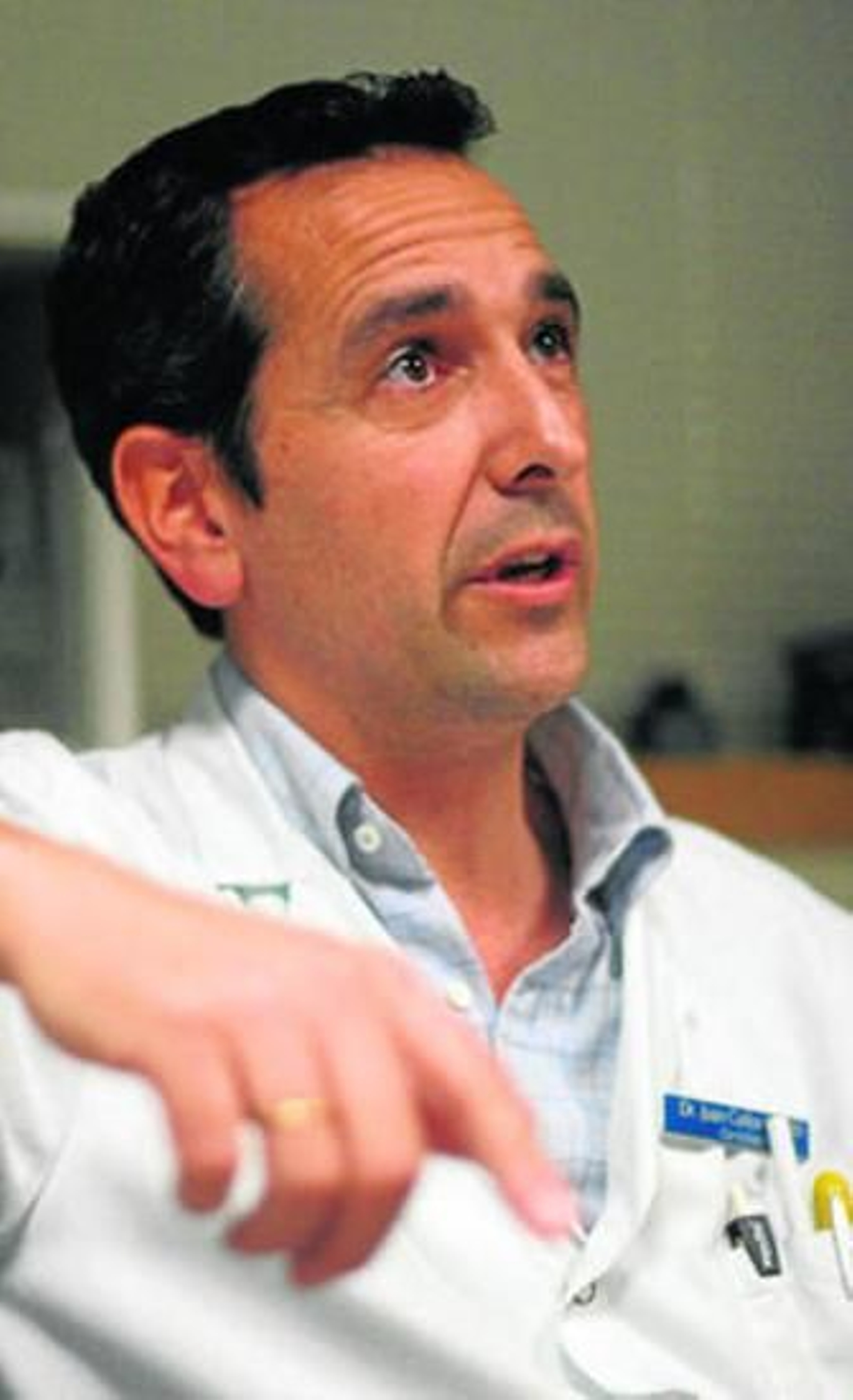 El doctor Castillo, en la Unidad de Cardiología del Reina Sofía.